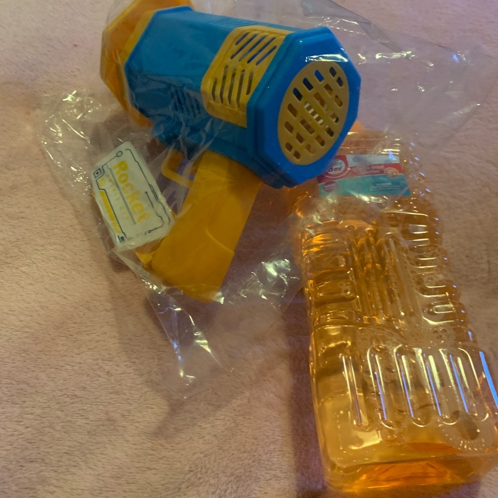 40 hole bubble gun with 32oz bubbles included. Takes 4AA batteries NOT INCLUDED
